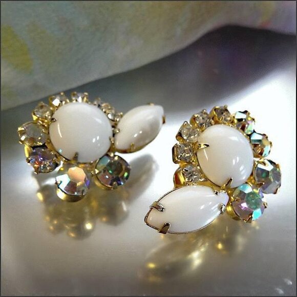 1950s Juliana Milk Glass Pastel AB Rhinestone Vintage Earrings 16822 - Picture 3 of 5